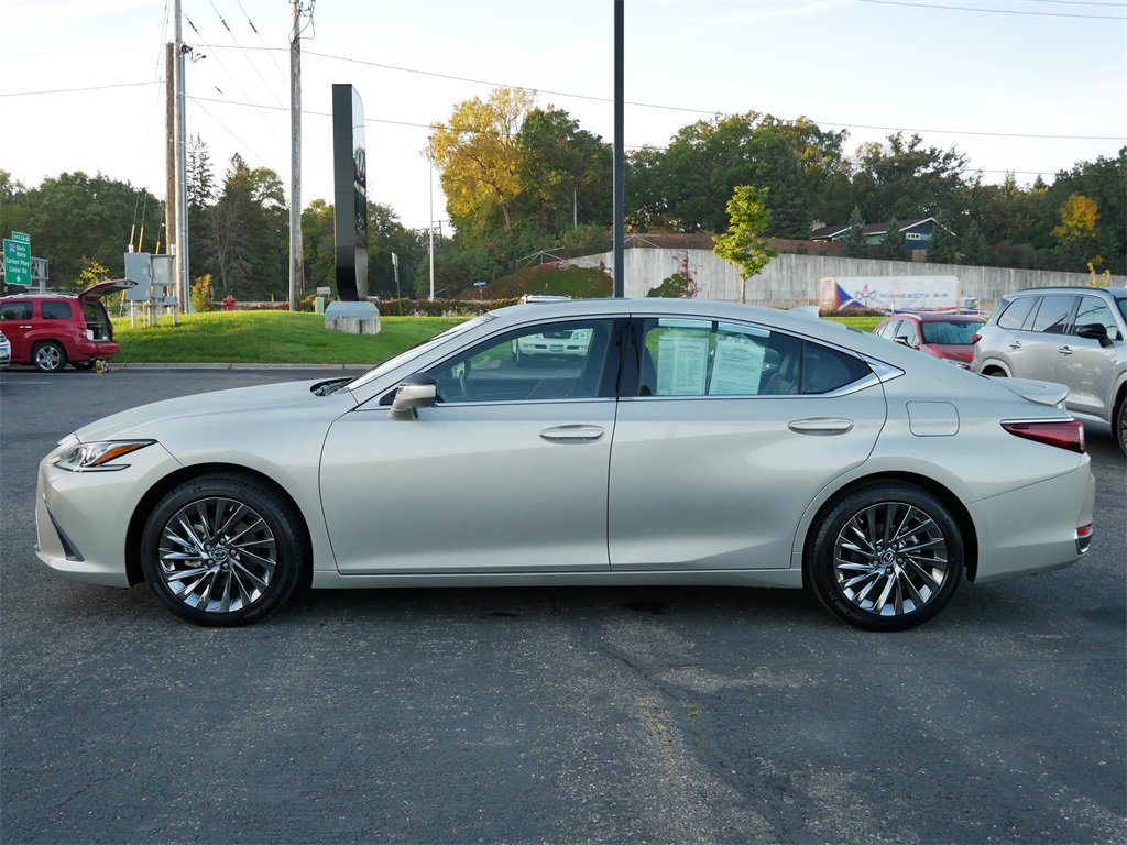 2025 Lexus ES 300h Luxury photo 3