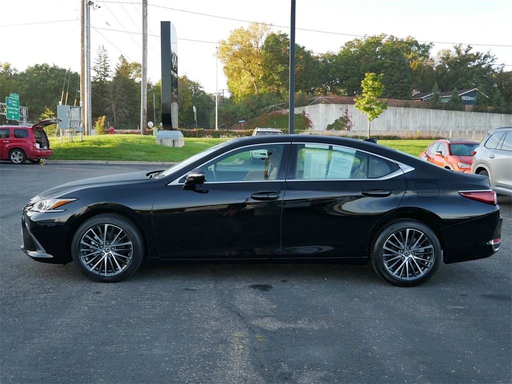2024 Lexus ES 250 Luxury photo 3