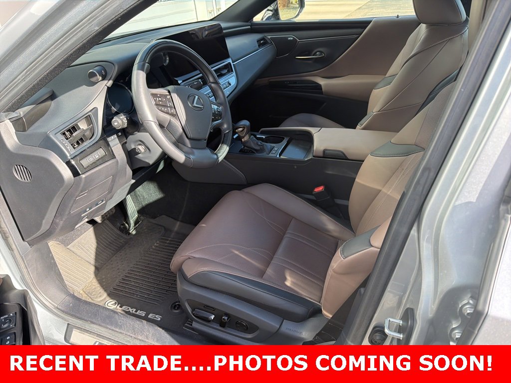 2025 Lexus ES 300h Luxury photo 3