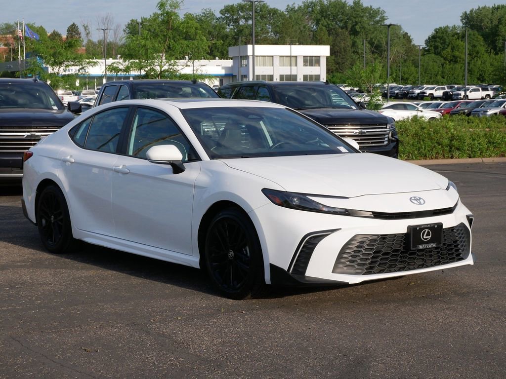 2025 Toyota Camry SE Hybrid's photo