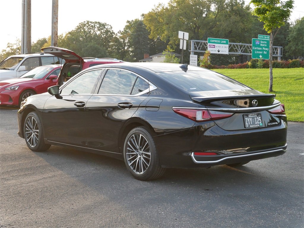 2023 Lexus ES 300h photo 4