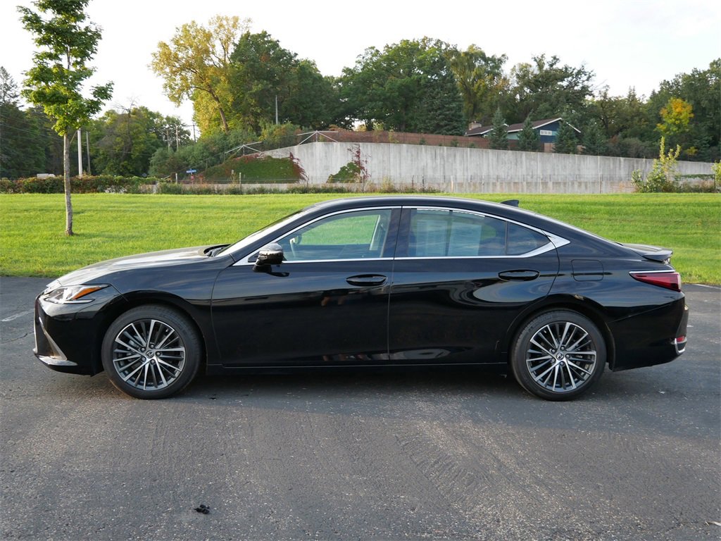 2023 Lexus ES 300h photo 3