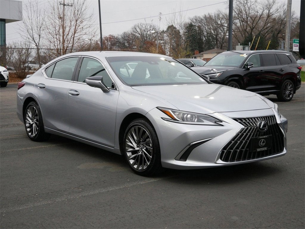 2025 Lexus ES Hybrid 300h Luxury's photo