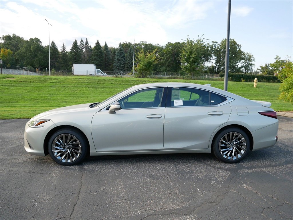2025 Lexus ES 300h Luxury photo 2