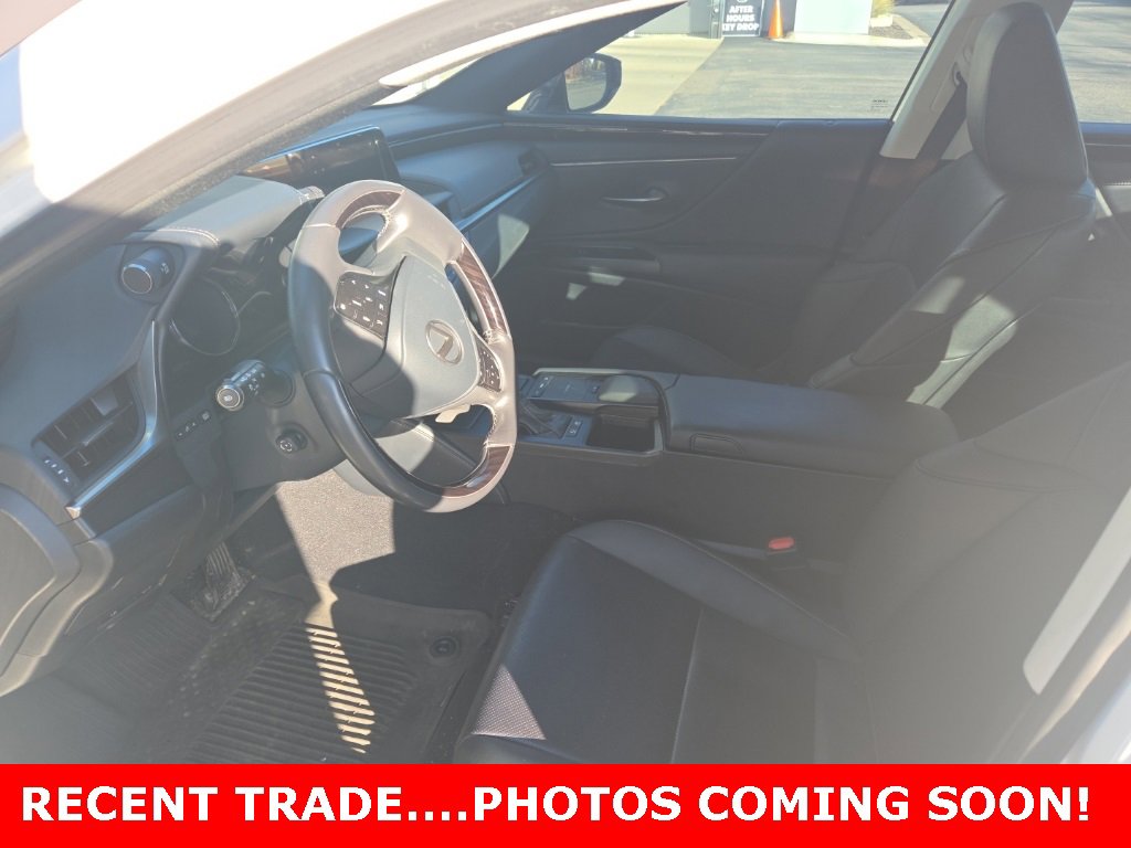 2019 Lexus ES 300h photo 3