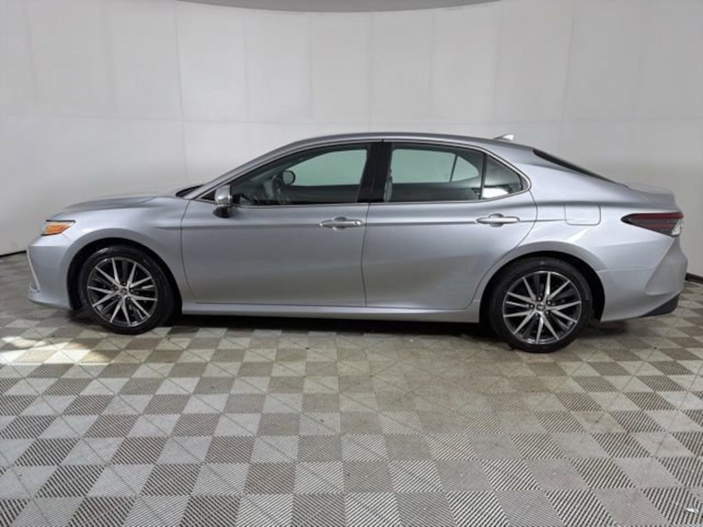 Used 2022 Toyota Camry Hybrid XLE
