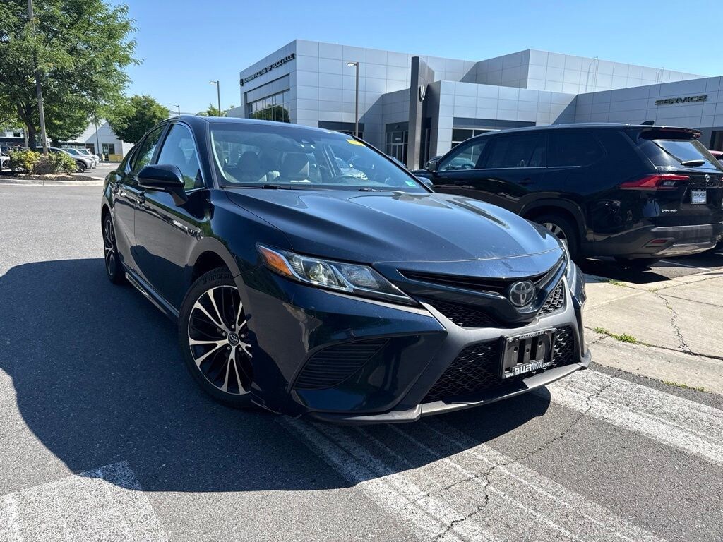Used 2018 Toyota Camry SE Sedan