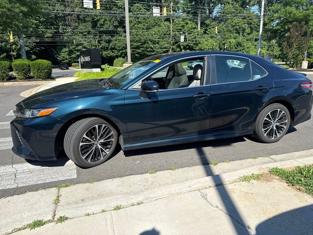 Used 2018 Toyota Camry SE Sedan