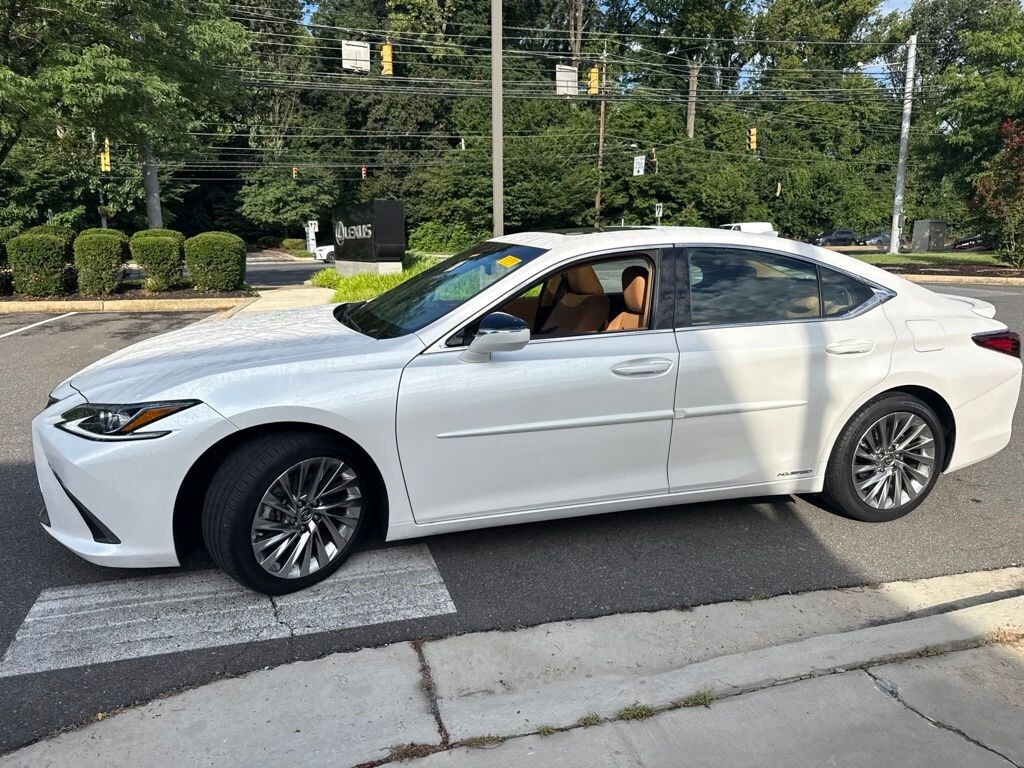 Certified 2022 Lexus ES 300h Luxury Sedan