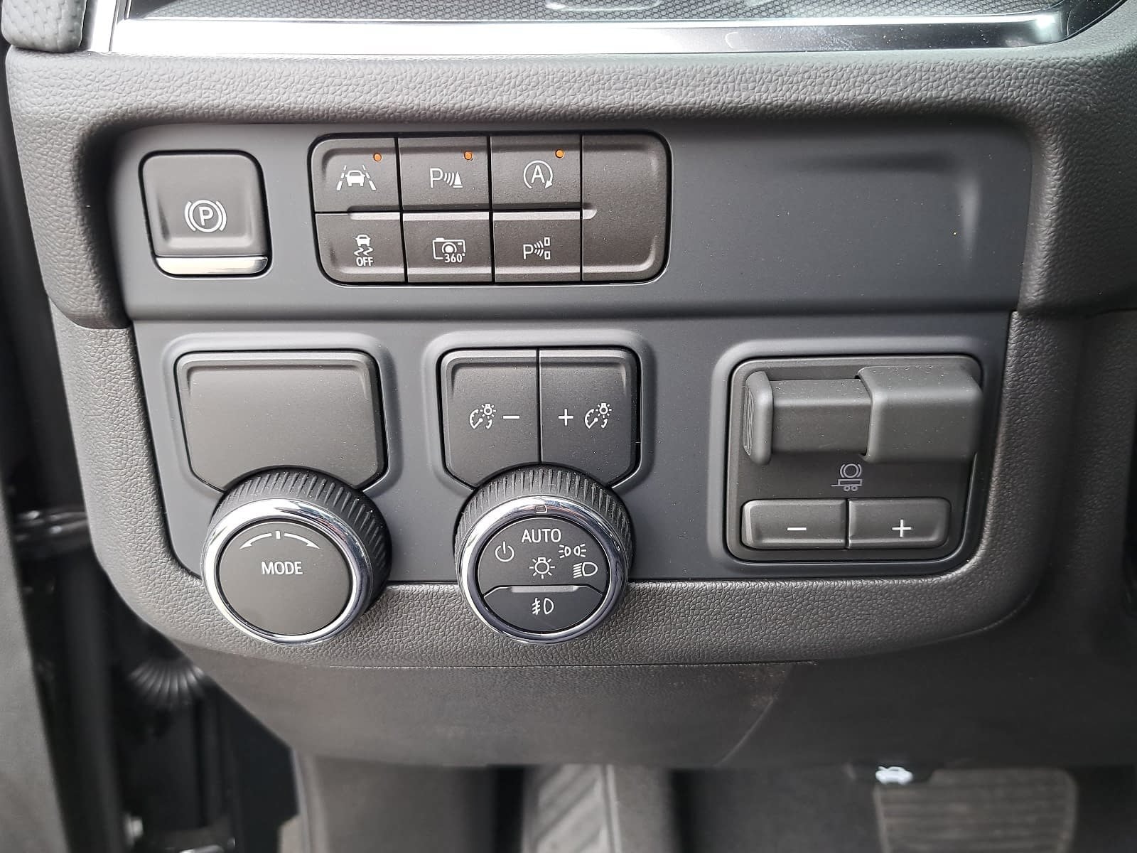 2026 Chevrolet Suburban RST - Photo 29
