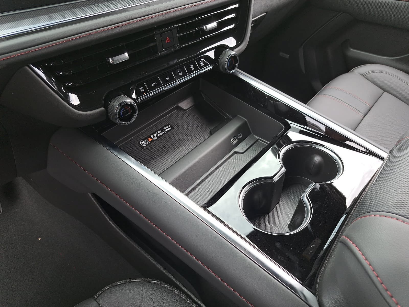 2026 Chevrolet Suburban RST - Photo 28