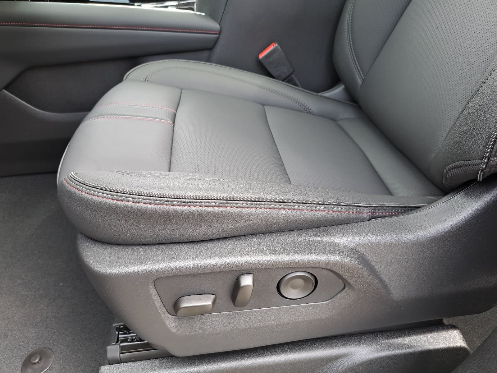 2026 Chevrolet Suburban RST - Photo 32