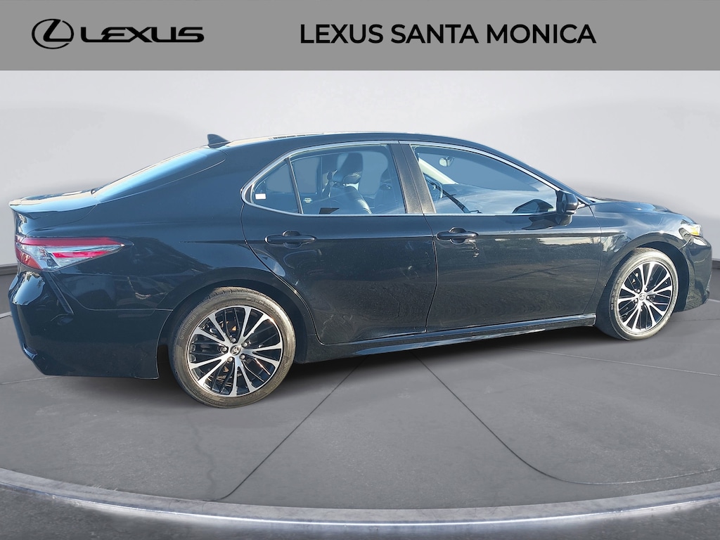 2020 Toyota Camry SE photo 3