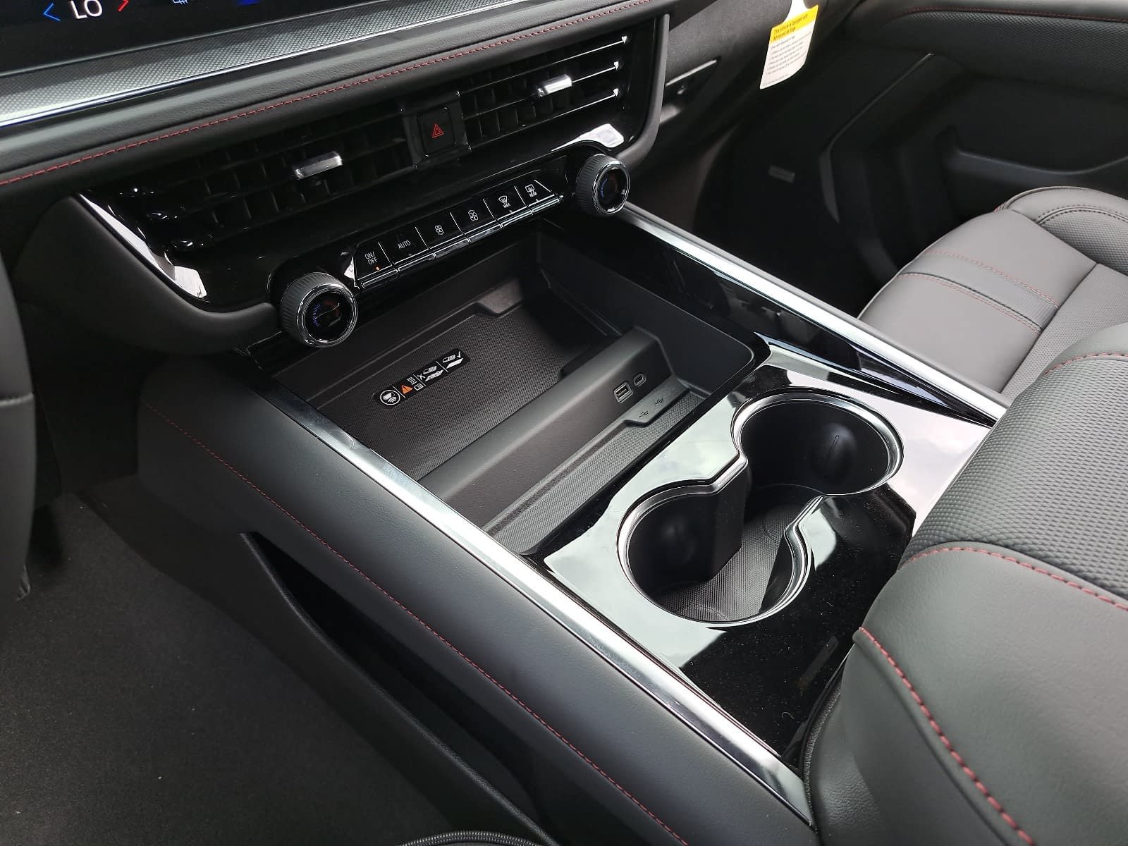 2026 Chevrolet Suburban RST - Photo 28
