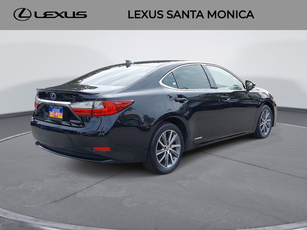2016 Lexus ES 300h photo 3