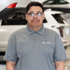 Staff member Julian  from ID_613b02