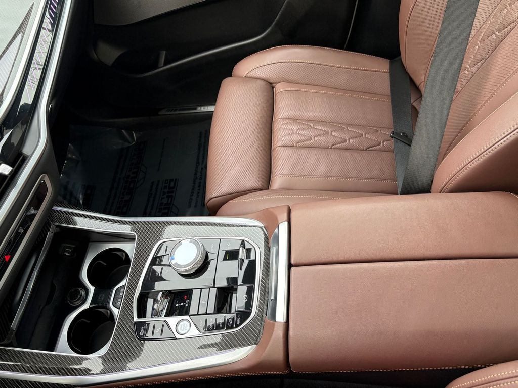 2026 BMW X7 M60i - Photo 12