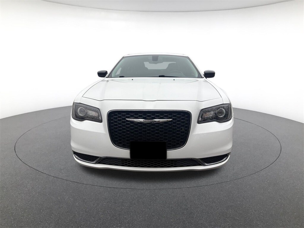 2019 Chrysler 300 Touring photo 2