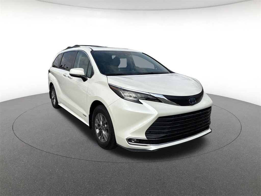 2021 Toyota Sienna XLE photo 3