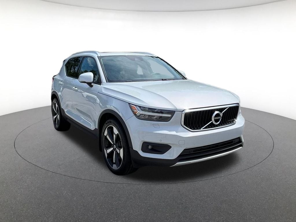 Used 2022 Volvo XC40 Momentum