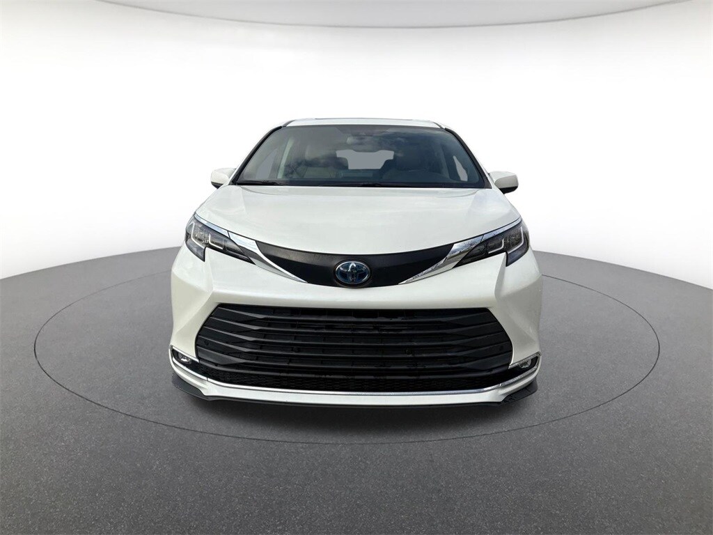 2021 Toyota Sienna XLE photo 2