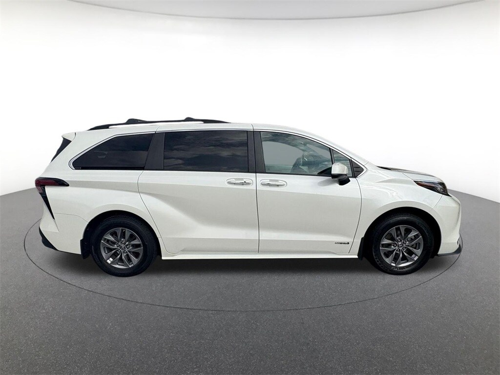 2021 Toyota Sienna XLE photo 4