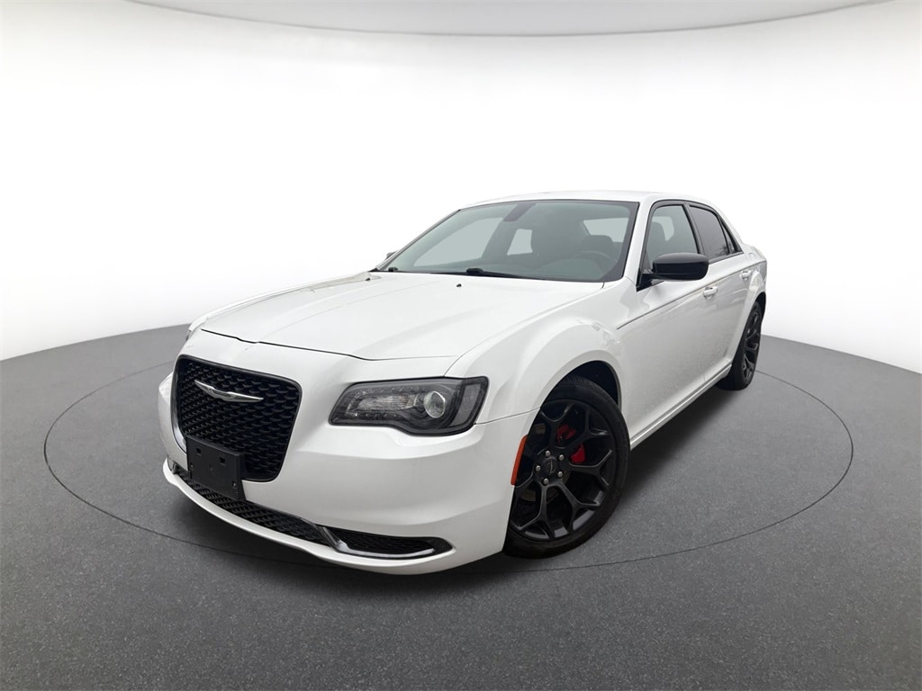 2019 Chrysler 300 Touring's photo