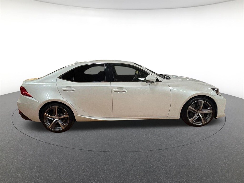 2018 Lexus IS 300 photo 4