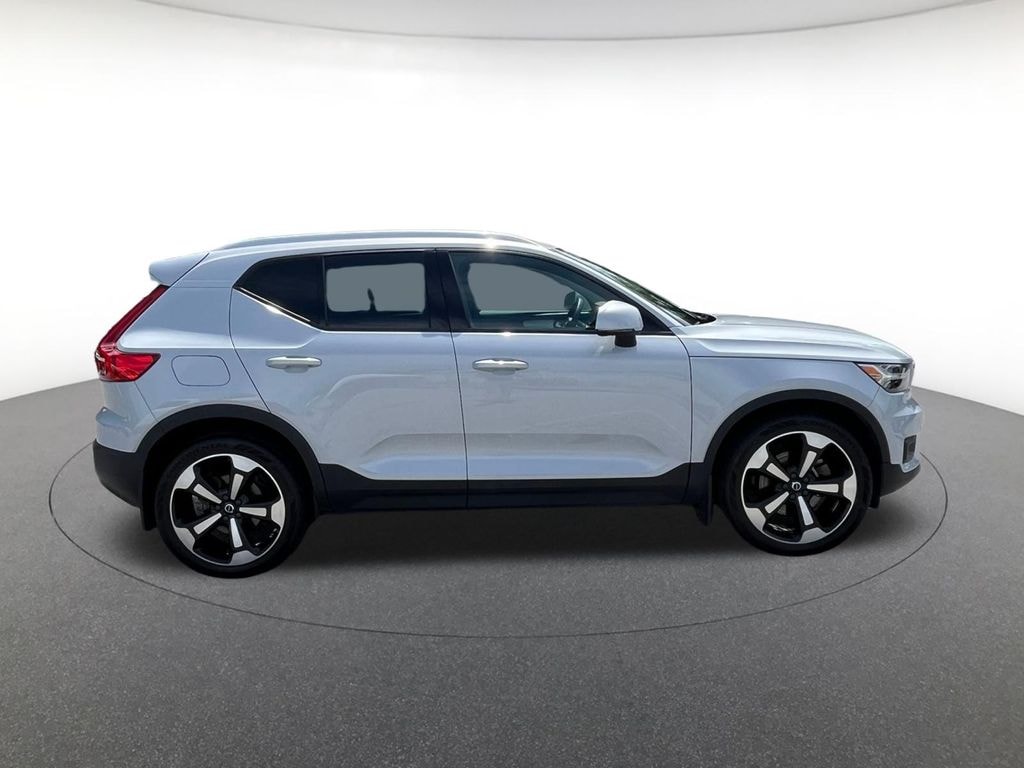 Used 2022 Volvo XC40 Momentum