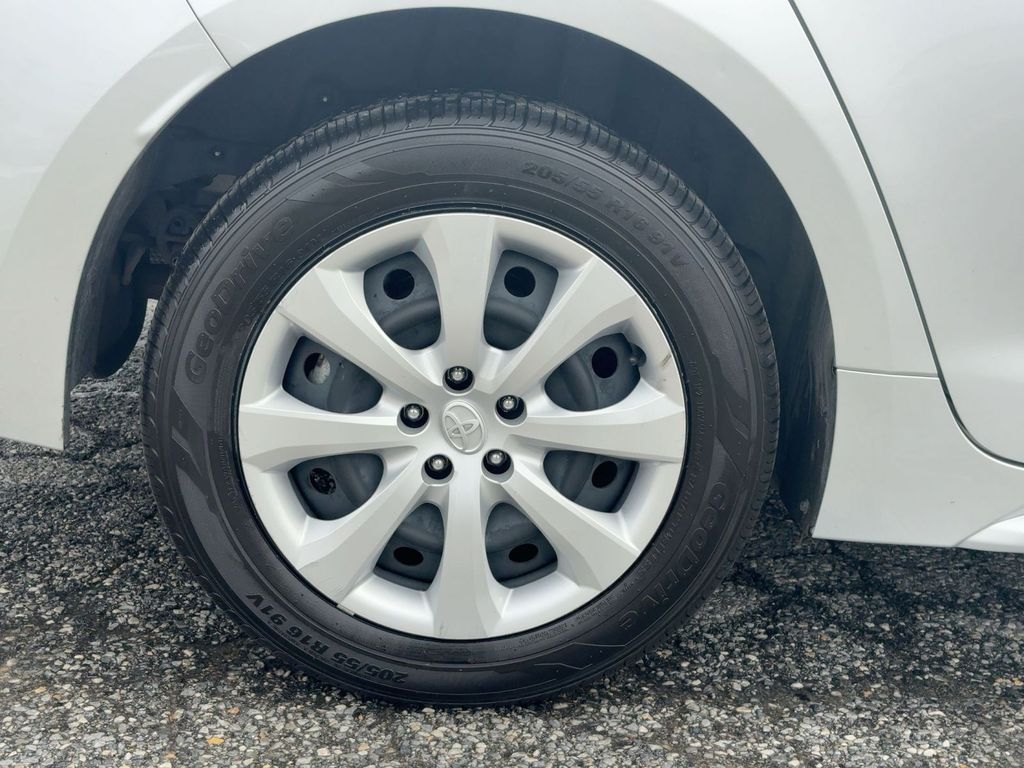 2025 Toyota Corolla LE - Photo 25