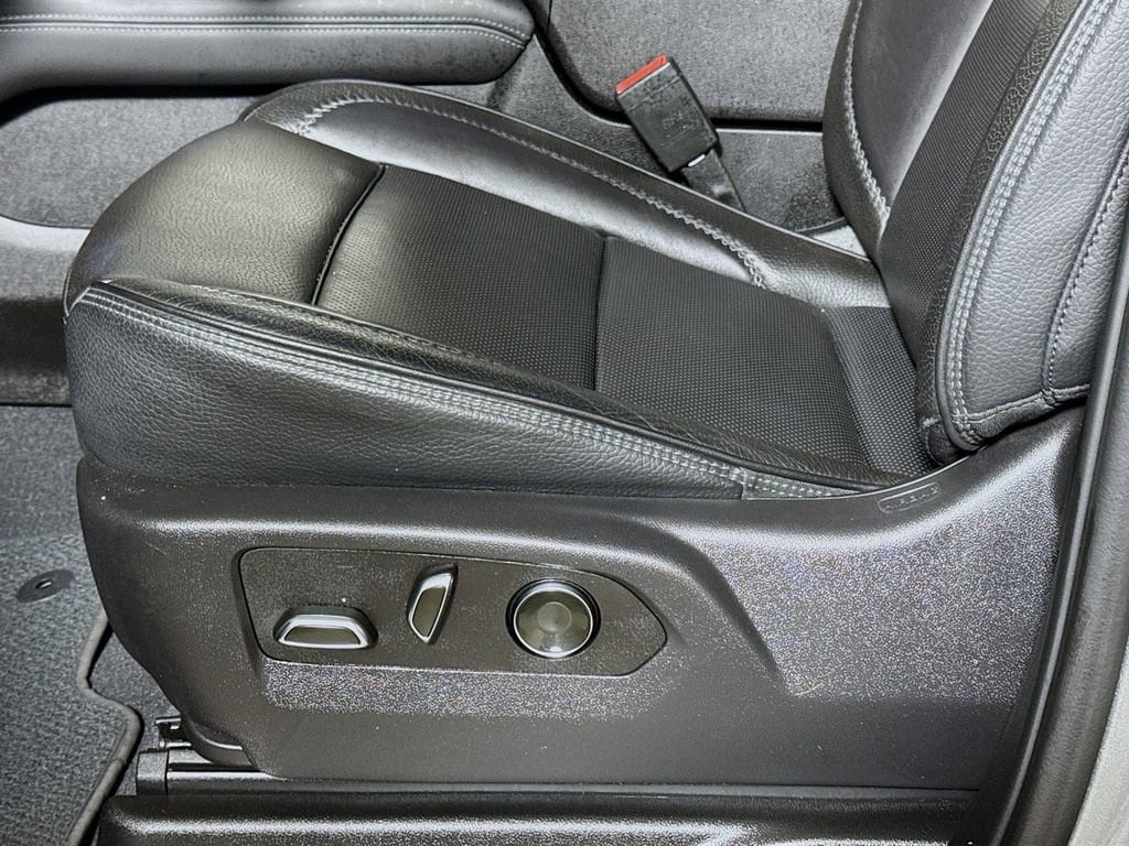 2025 GMC Yukon XL Denali - Photo 18
