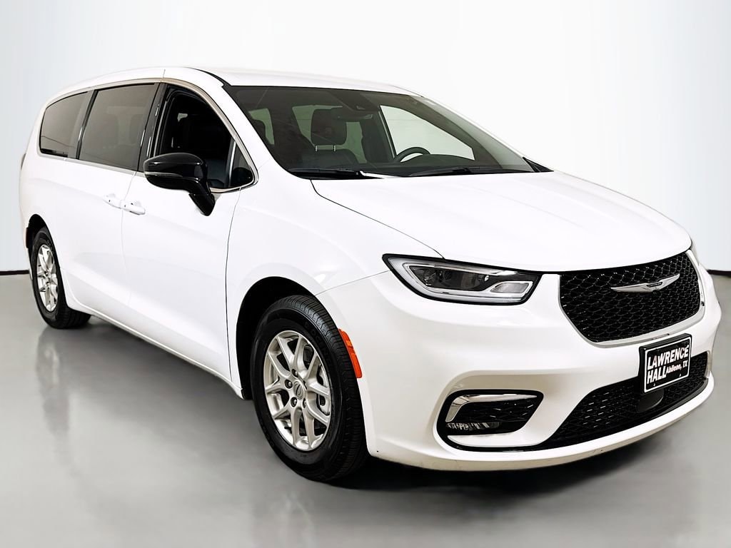 Used 2025 Chrysler Pacifica Select