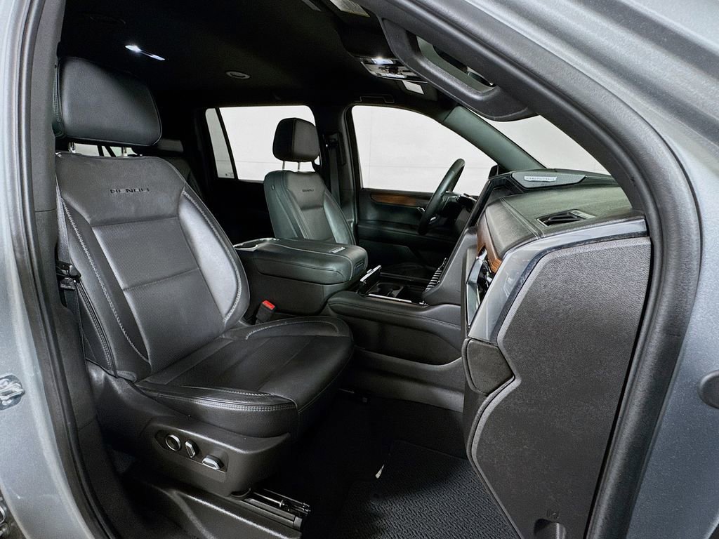 2025 GMC Yukon XL Denali - Photo 28