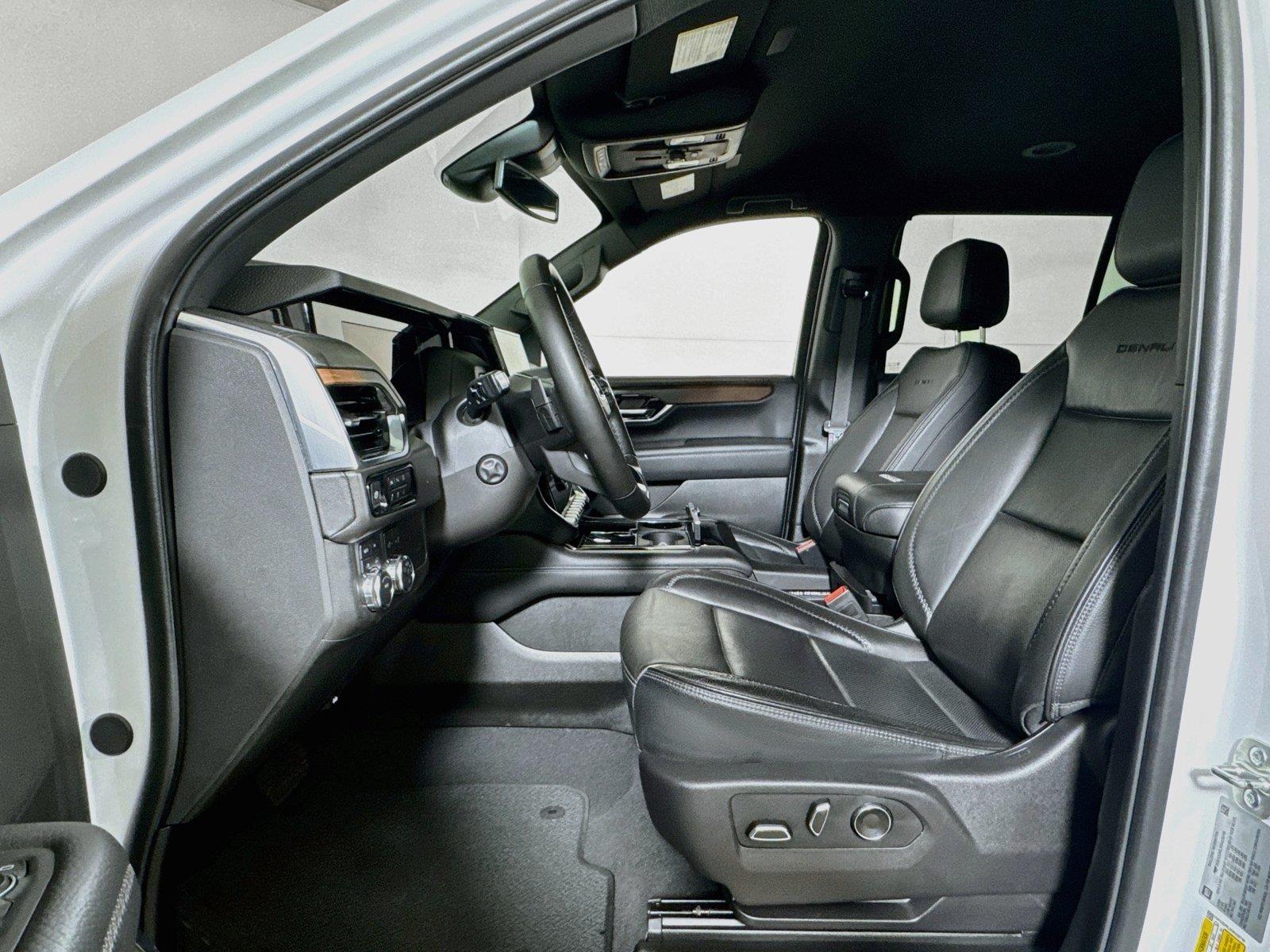 2025 GMC Yukon Denali - Photo 19