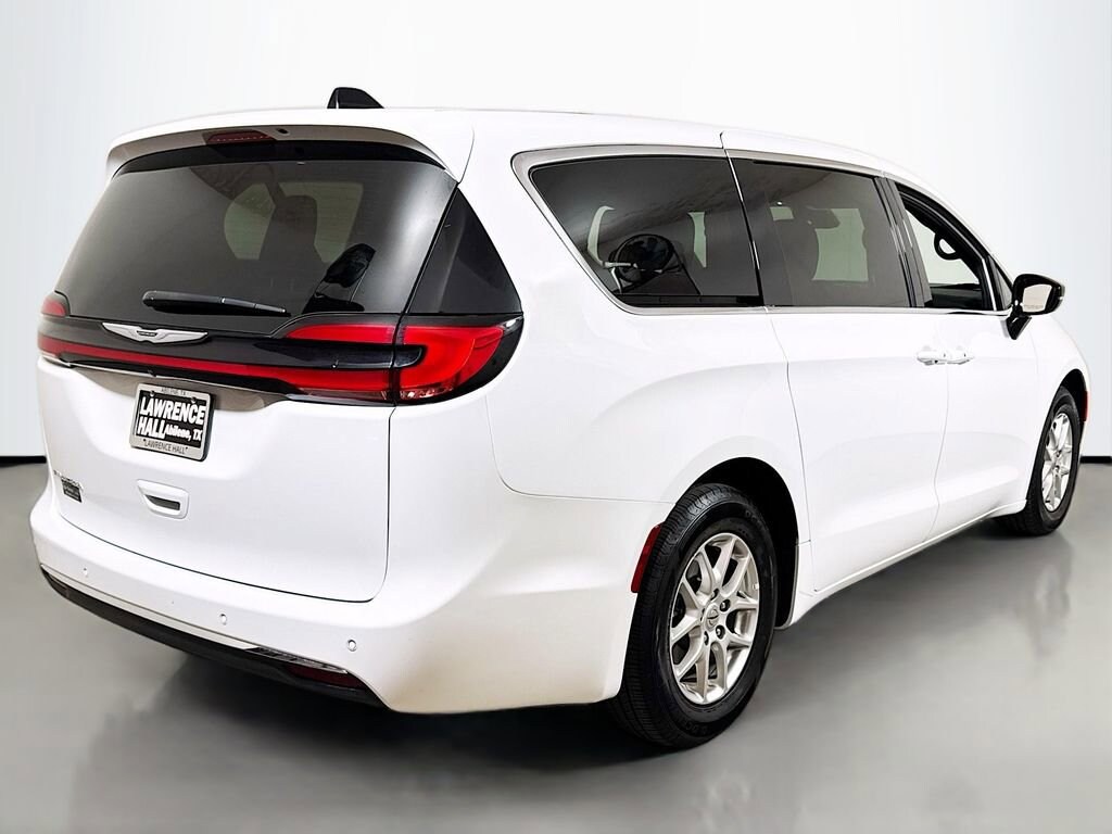 Used 2025 Chrysler Pacifica Select