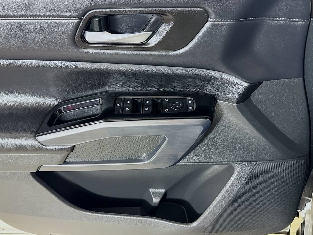 2025 Nissan Pathfinder SL - Photo 16