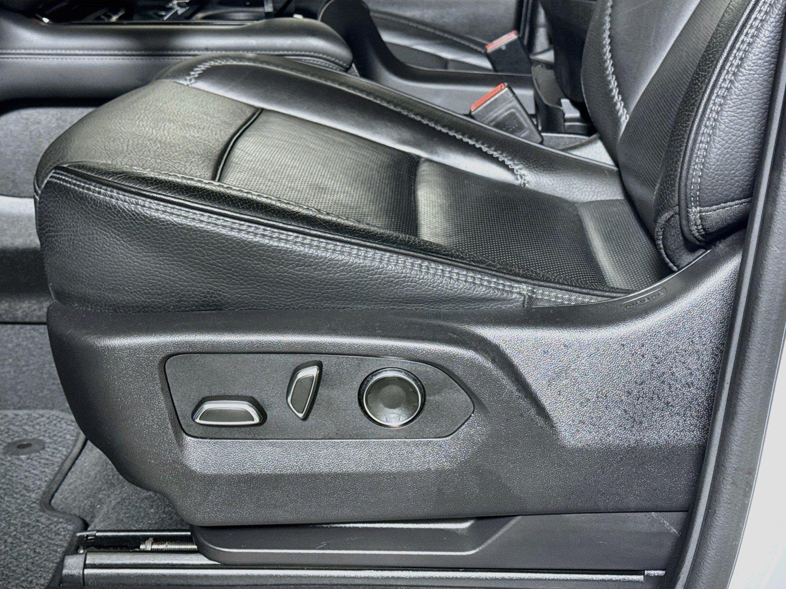 2025 GMC Yukon Denali - Photo 17