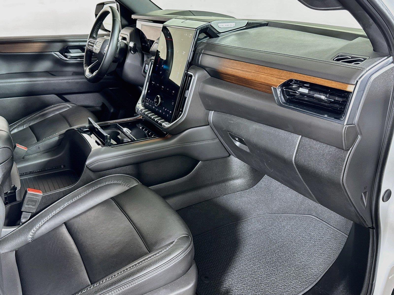 2025 GMC Yukon Denali - Photo 28