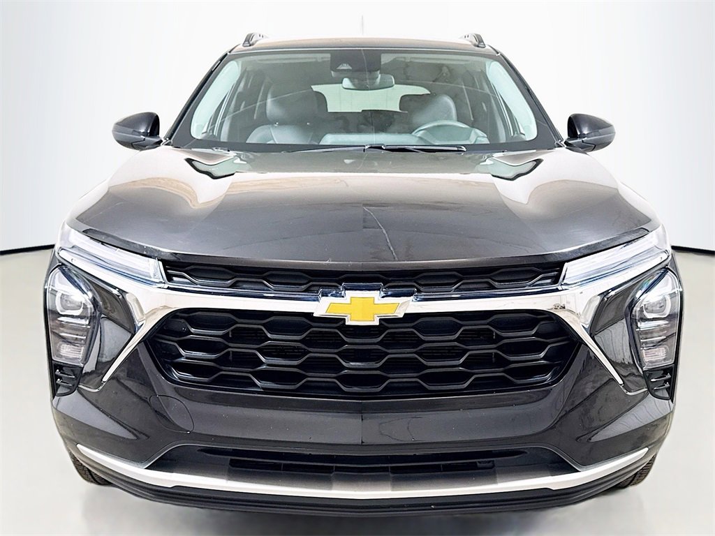 2025 Chevrolet Trax LT photo 2