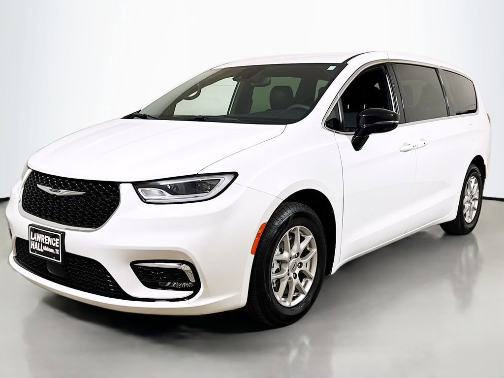 Used 2025 Chrysler Pacifica Select