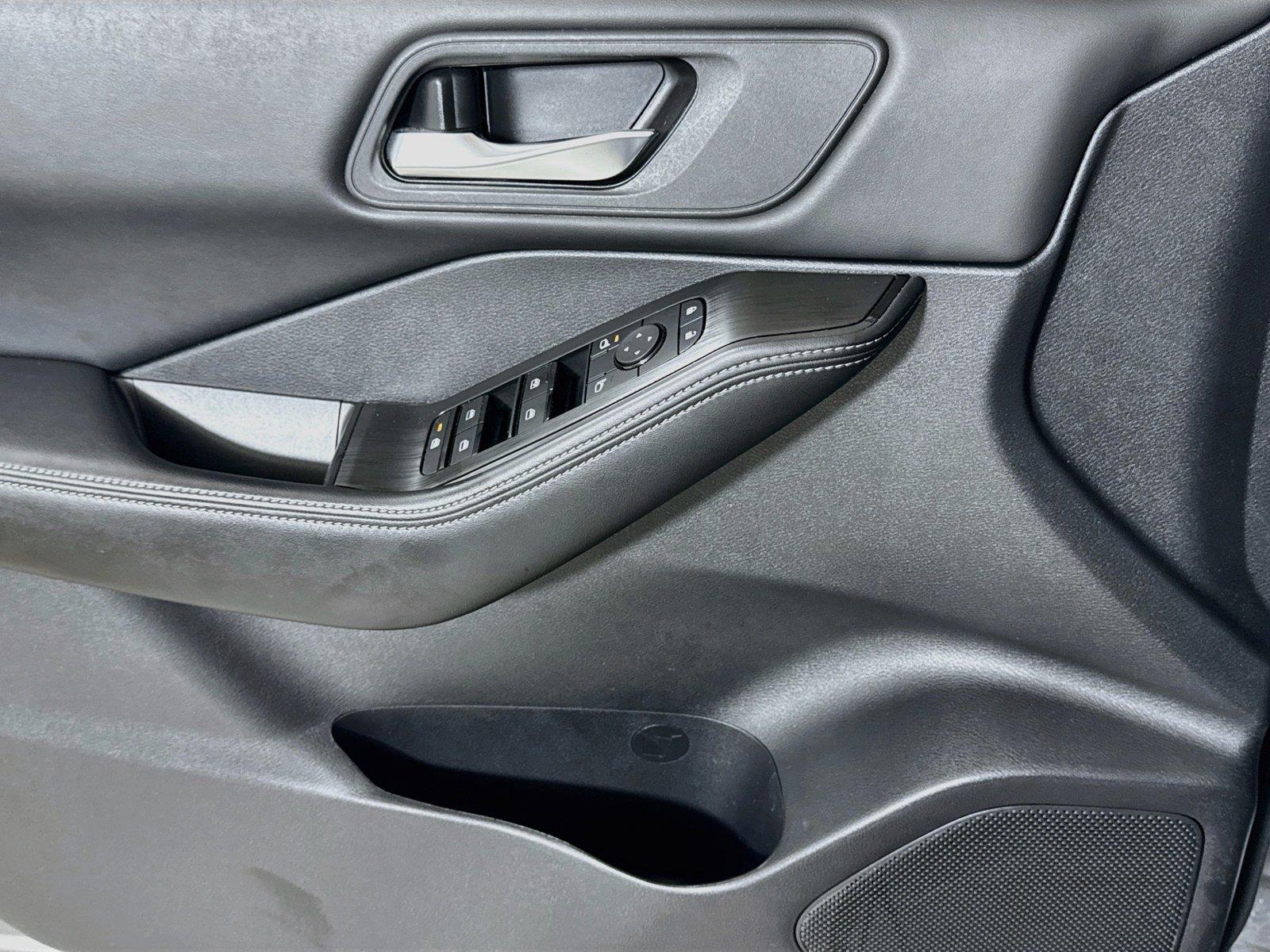 2025 Nissan Rogue SV - Photo 15