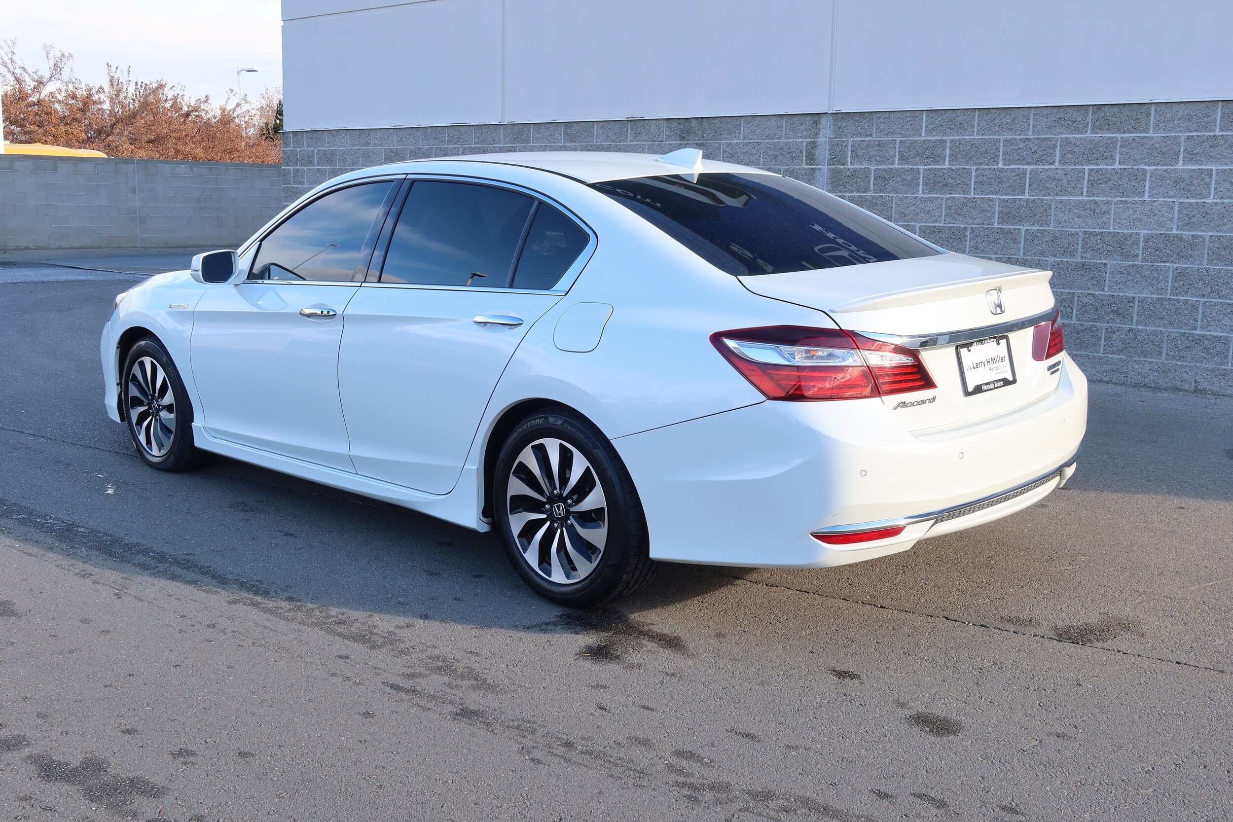 2017 Honda Accord Hybrid Touring photo 3