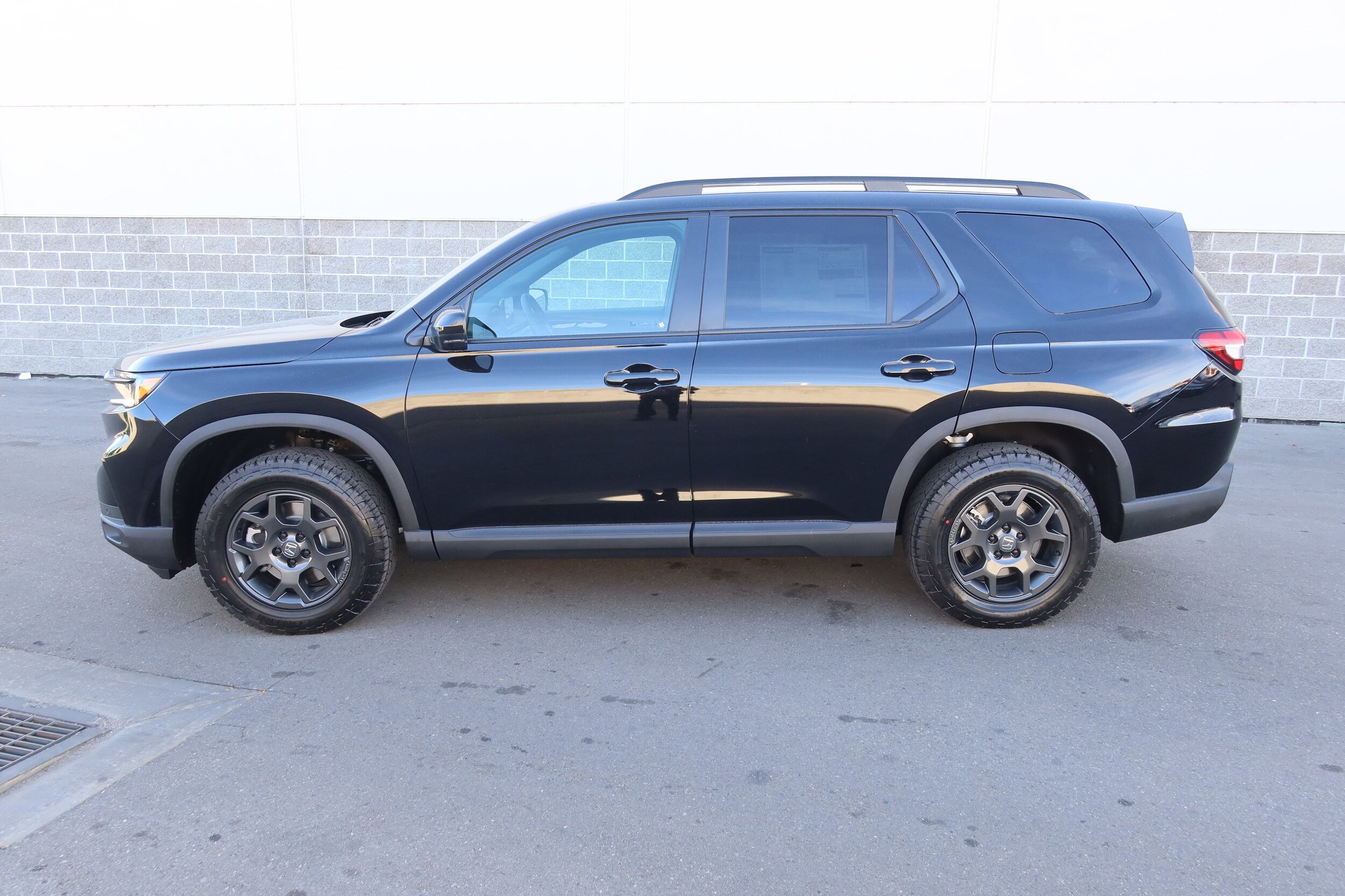 2025 Honda Pilot TrailSport photo 2