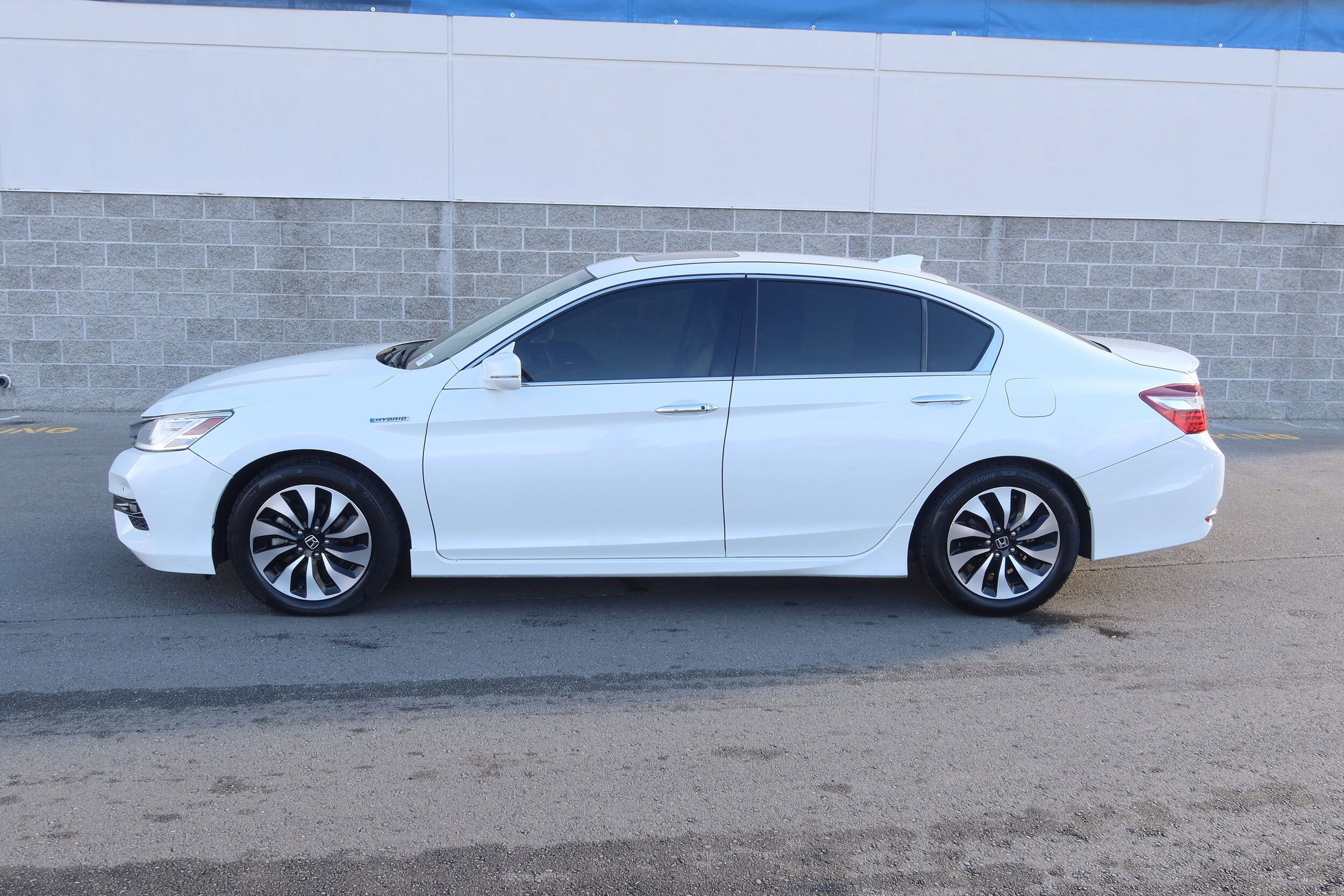 2017 Honda Accord Hybrid Touring photo 2