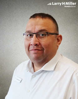 Staff member David Leos from ID_329ced22ad82