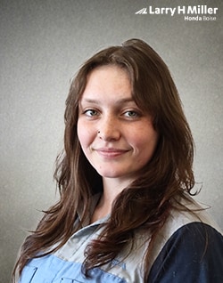 Staff member Sydney from ID_e97dc36df241