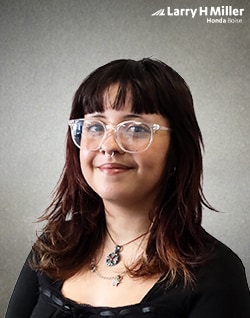 Staff member Makiya from ID_e97dc36df241