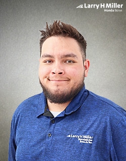 Staff member Elijah from ID_4e3d15580f1d