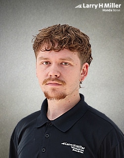 Staff member Carson from ID_4e3d15580f1d