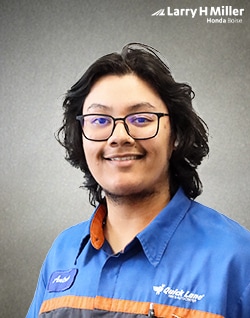 Staff member Antonio from ID_e97dc36df241